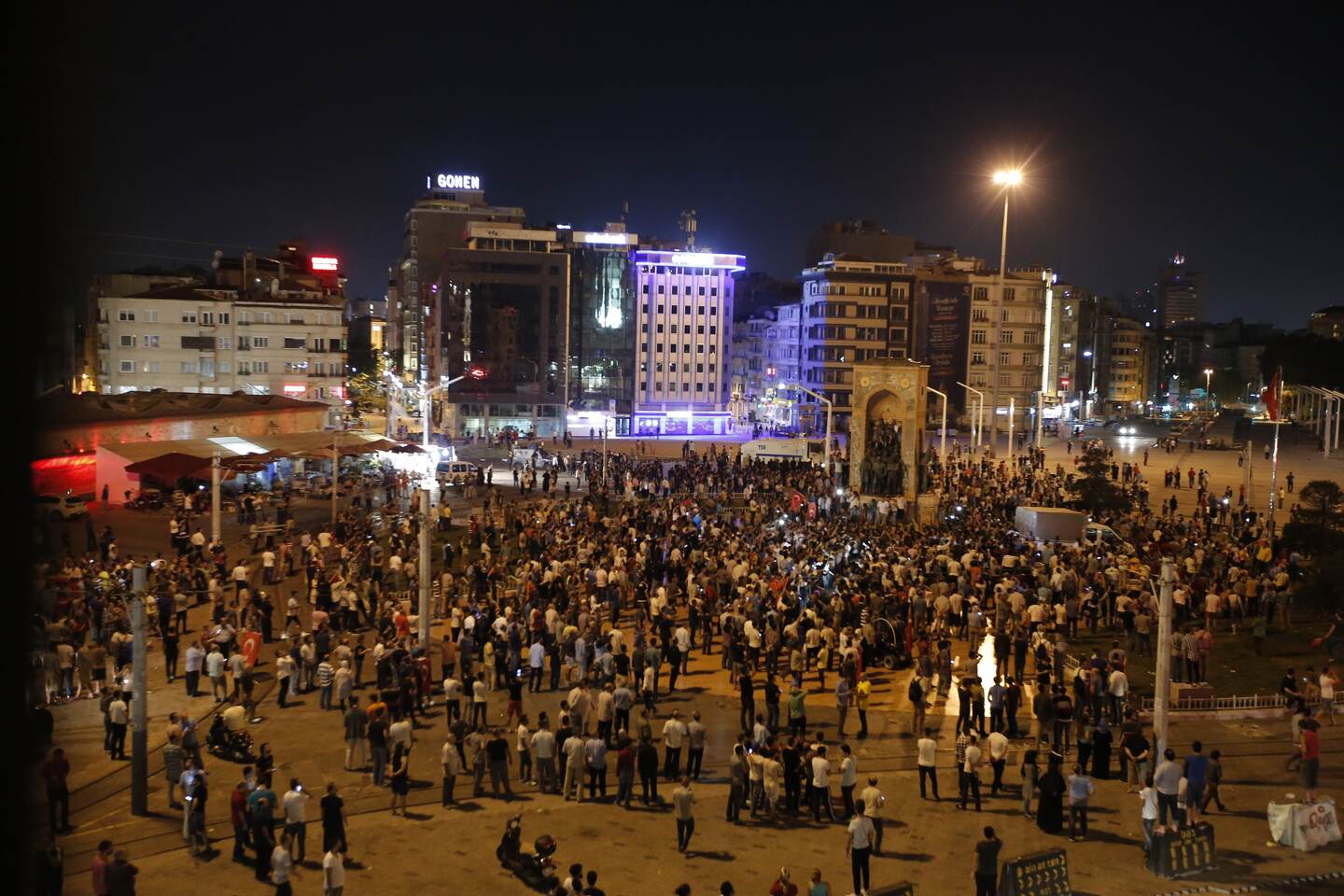 Seguidores de Erdogan llenan la plaza Taksim en Estambul para protestar contra el intento de golpe de Estado en Turquía.