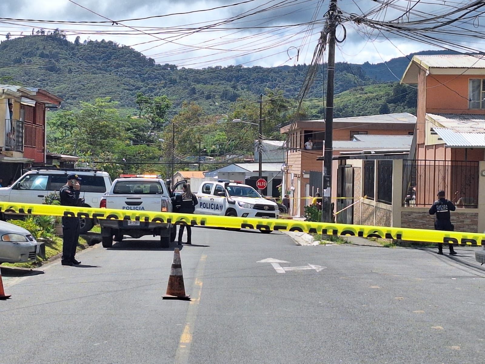 El padrastro fue hallado sobre la acera, frente a la vivienda.