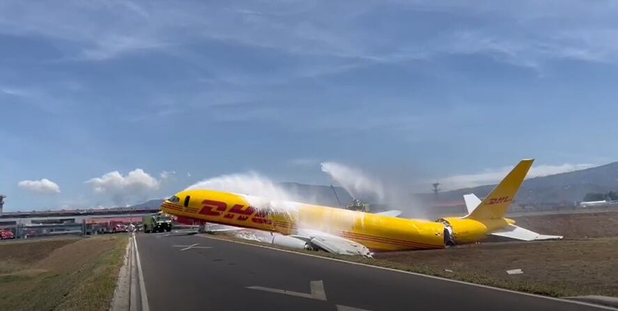 Avión DHL. Foto Bomberos.