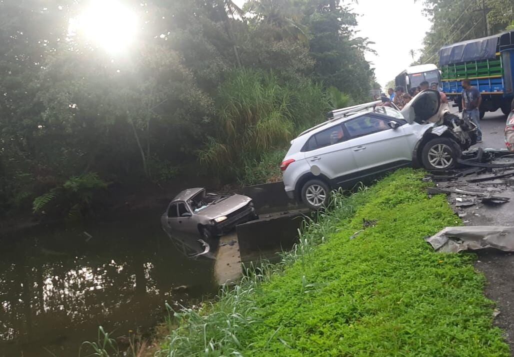 La vía quedó cerrada por varias horas luego del accidente que involucró al camión Isuzu, de cajón azul con lona, y los dos carros que se ven en primer plano. Foto: Raúl Cascante.