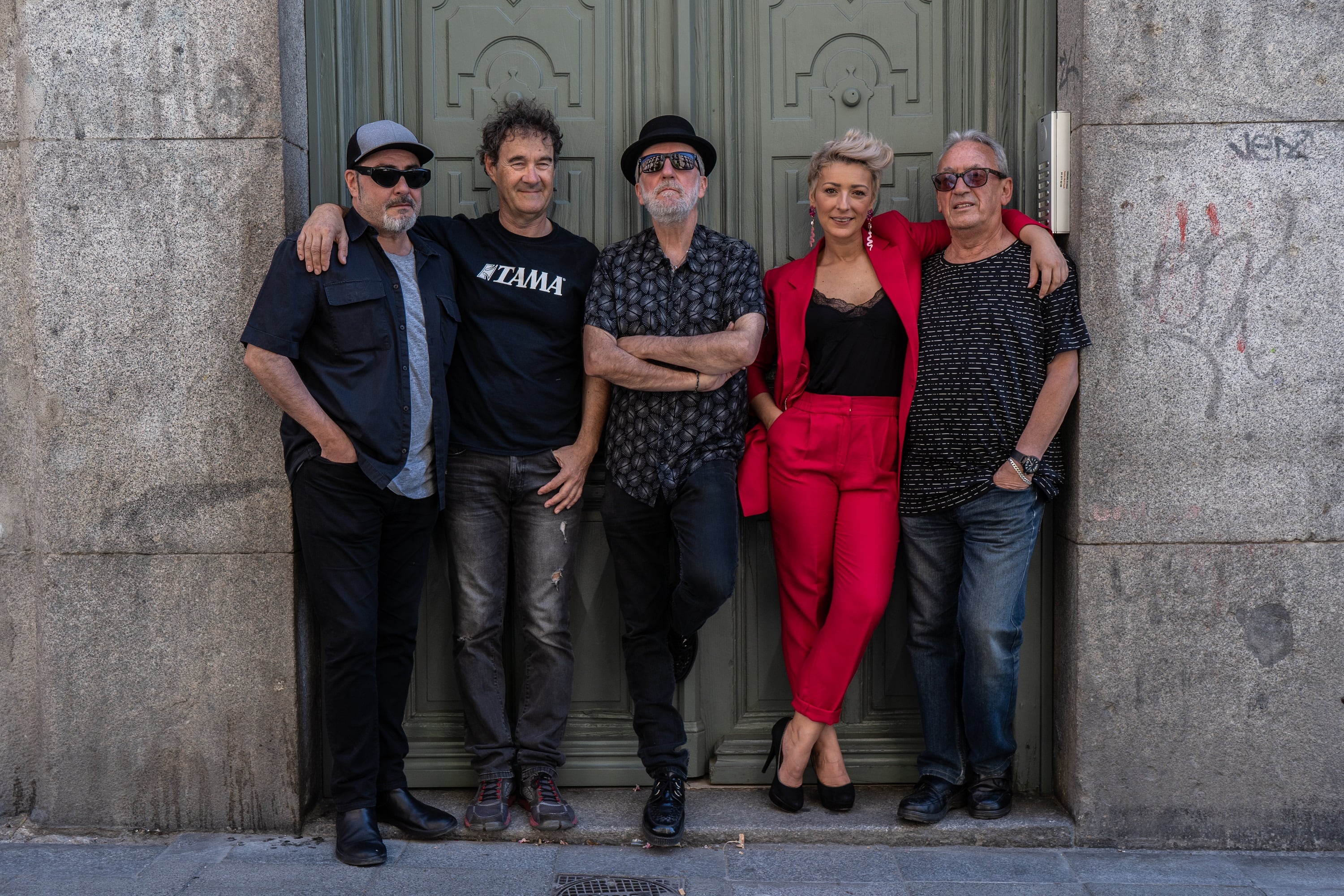 Pancho Varona, Antonio García de Diego, Mara Barros, Jaime Asúa y Paco Beneyto son los músicos que han acuerpado a Sabina durante muchos años. Foto: Cortesía Interamericana.