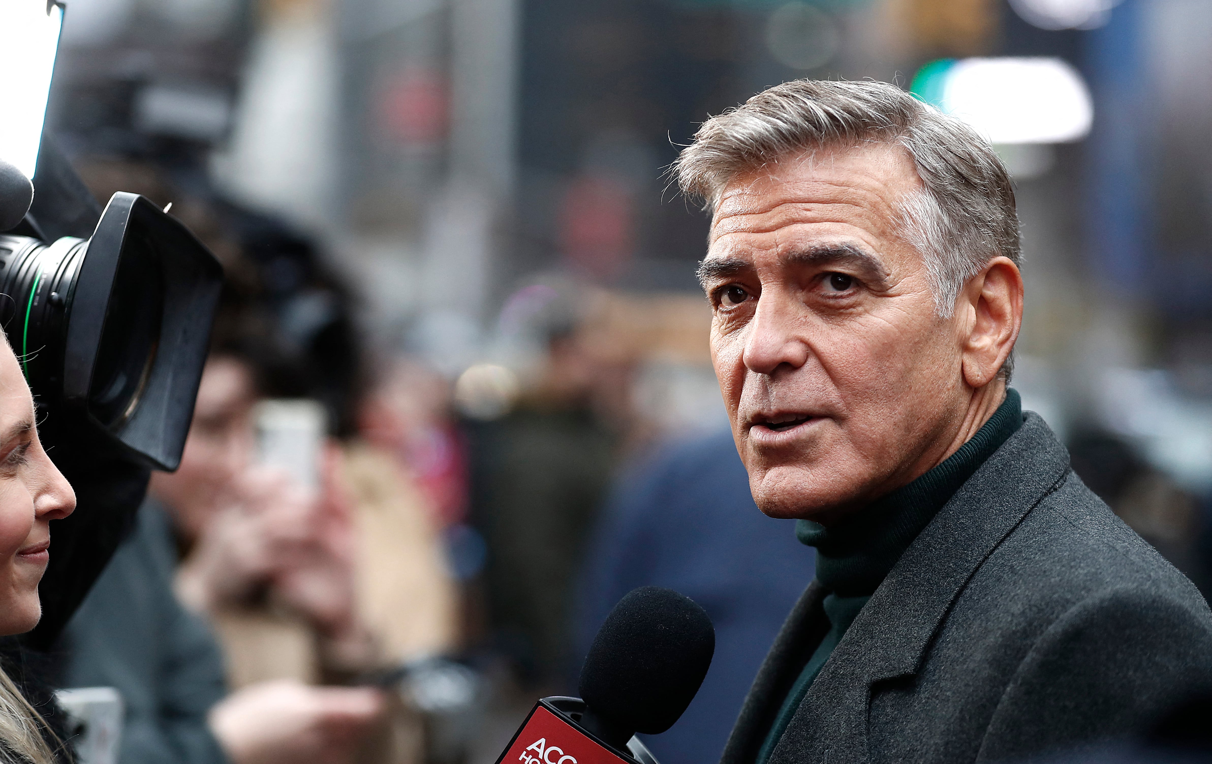 George Clooney afirmó que ya no actúa en películas románticas porque no desea competir con actores jóvenes.