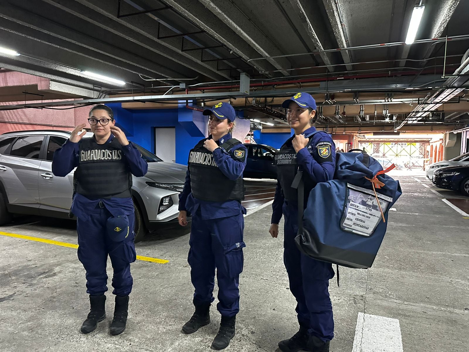 Vivian Rosales, Joselyn Azofeifa y Lourdes Campos, funcionarias del Servicio Nacional de Guardacostas, estuvieron a cargo del traslado de la tula desde uno de los puntos más remotos del país.