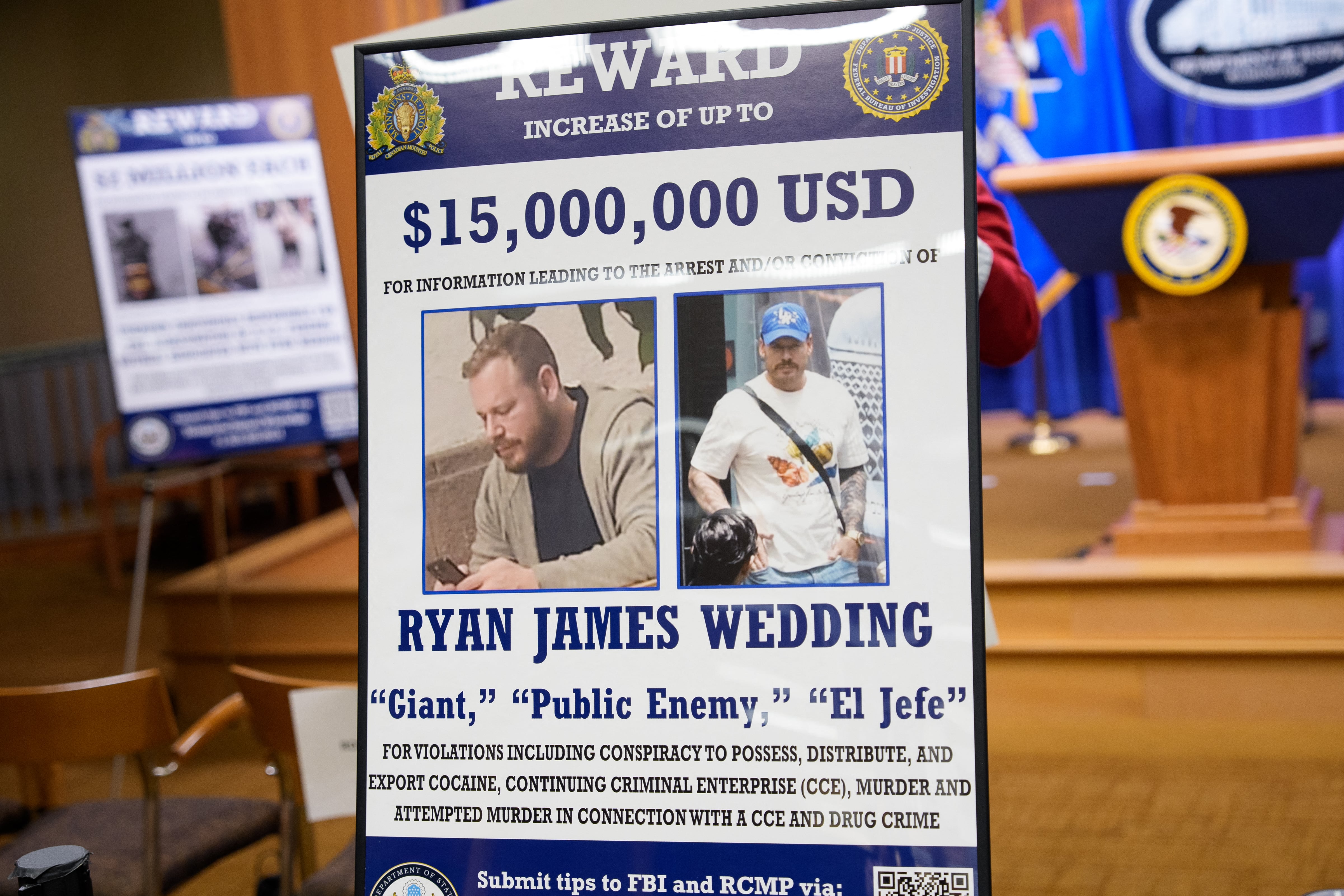 WASHINGTON, D. C. – 19 de noviembre: Un afiche de recompensa por la captura de Ryan James Wedding se observa al fondo durante una conferencia de prensa en la que se anunció la acusación formal contra el exsnowboarder olímpico, a quien se le imputa por asesinato y lavado de dinero en relación con una organización de narcotráfico, en el Departamento de Justicia el 19 de noviembre de 2025, en Washington, D. C.
El Departamento de Justicia anunció una recompensa de $15 millones por información que conduzca a la captura de Ryan James Wedding, líder de una red criminal dedicada al tráfico de drogas, que introducía grandes cantidades de cocaína desde Colombia y México para su distribución en Estados Unidos y Canadá.
📸 Andrew Harnik/Getty Images/AFP (Foto por Andrew Harnik / GETTY IMAGES NORTH AMERICA / Getty Images vía AFP)
