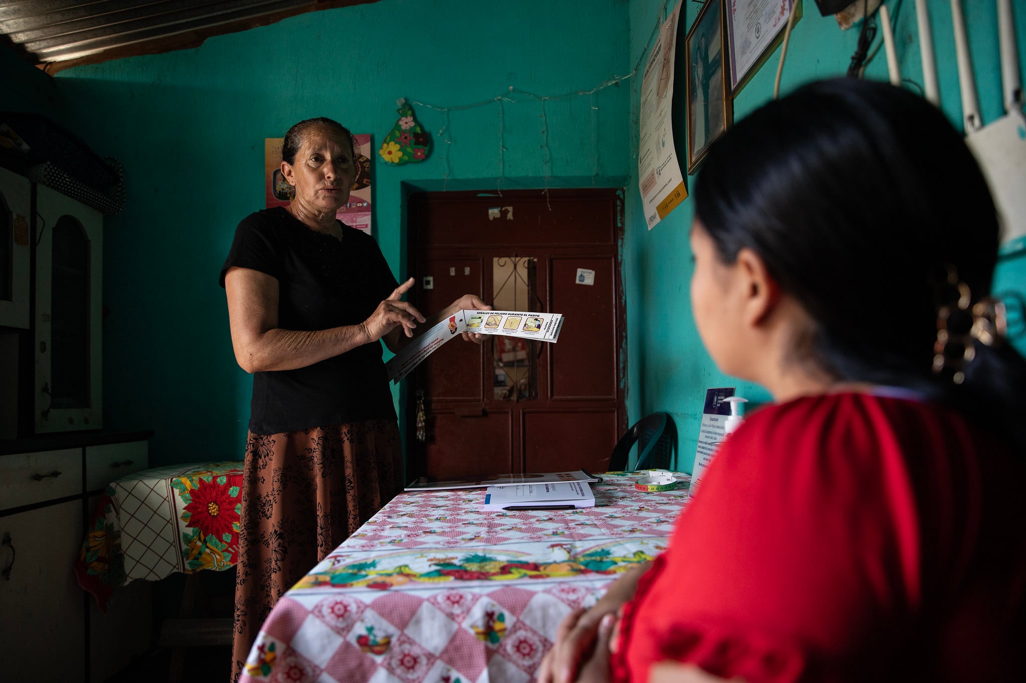 Impulsado por la Iniciativa Iberoamericana "Ningún Bebé con Chagas", el proyecto Comadronas apuesta por fortalecer el rol de las comadronas para prevenir el mal de Chagas congénito en Guatemala