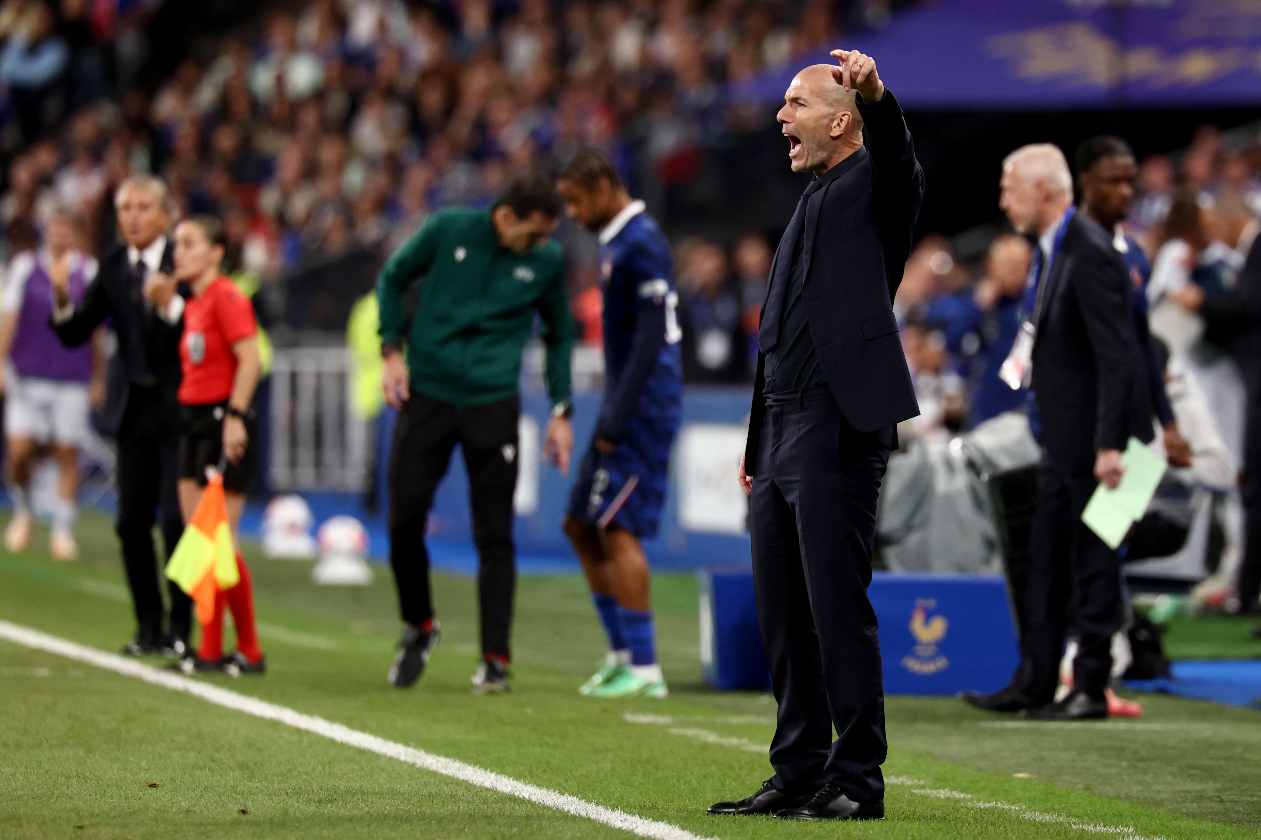 Zinedine Zidane gira instrucciones durante el partido de Nations League de Europa entre Francia e Italia, este 2 de octubre en el Stade a las afueras de París.