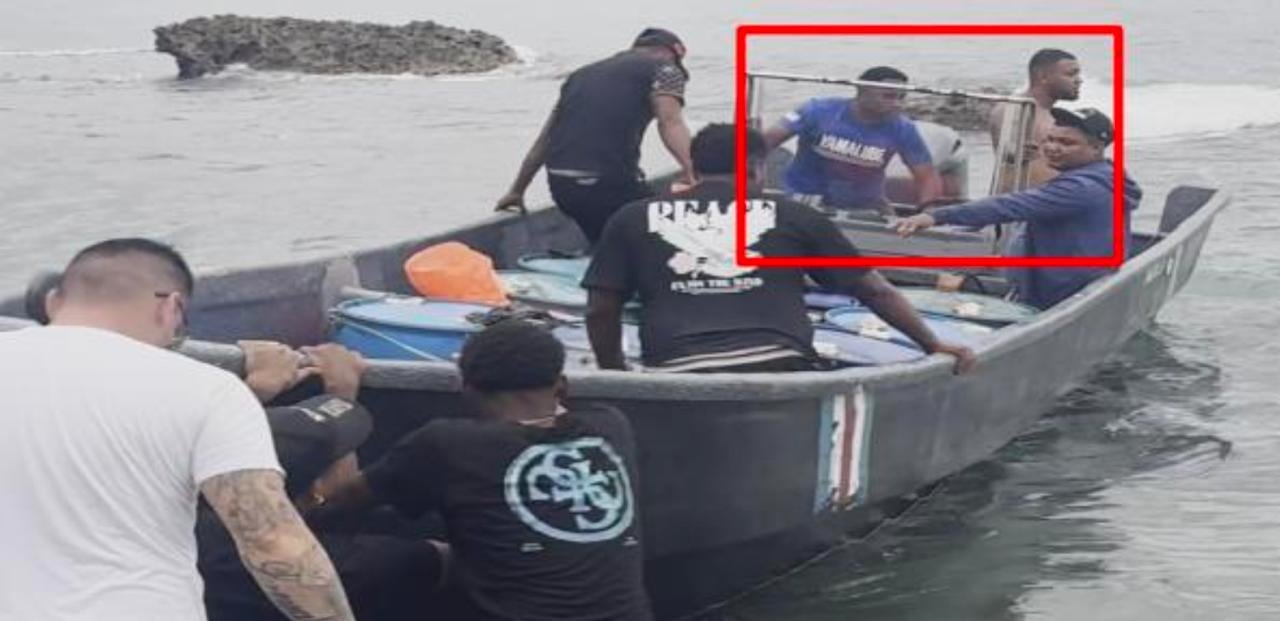 El expediente del Caso Riverside describe que el sujeto de camiseta azul con letras blancas, es Kedward Vaz Mc Leod, junto a un hombre sin camisa, identificado como Joshua Gutrie Díaz". La lancha "Micaela", está inscrita a nombre de Estefania Mc Donald Rodríguez, esposa de Luis Manuel Picado Grijalba alias Noni.