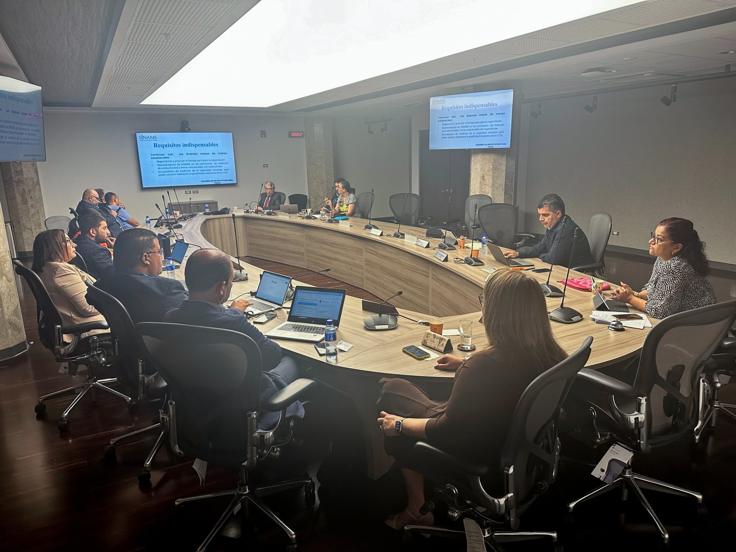 El encuentro entre el Sindicato de Médicos Especialistas (Siname) y gerentes de la CCSS no resultó en un acuerdo que frene el llamado a no trabajar horas extra a partir de abril. Foto. Cortesía