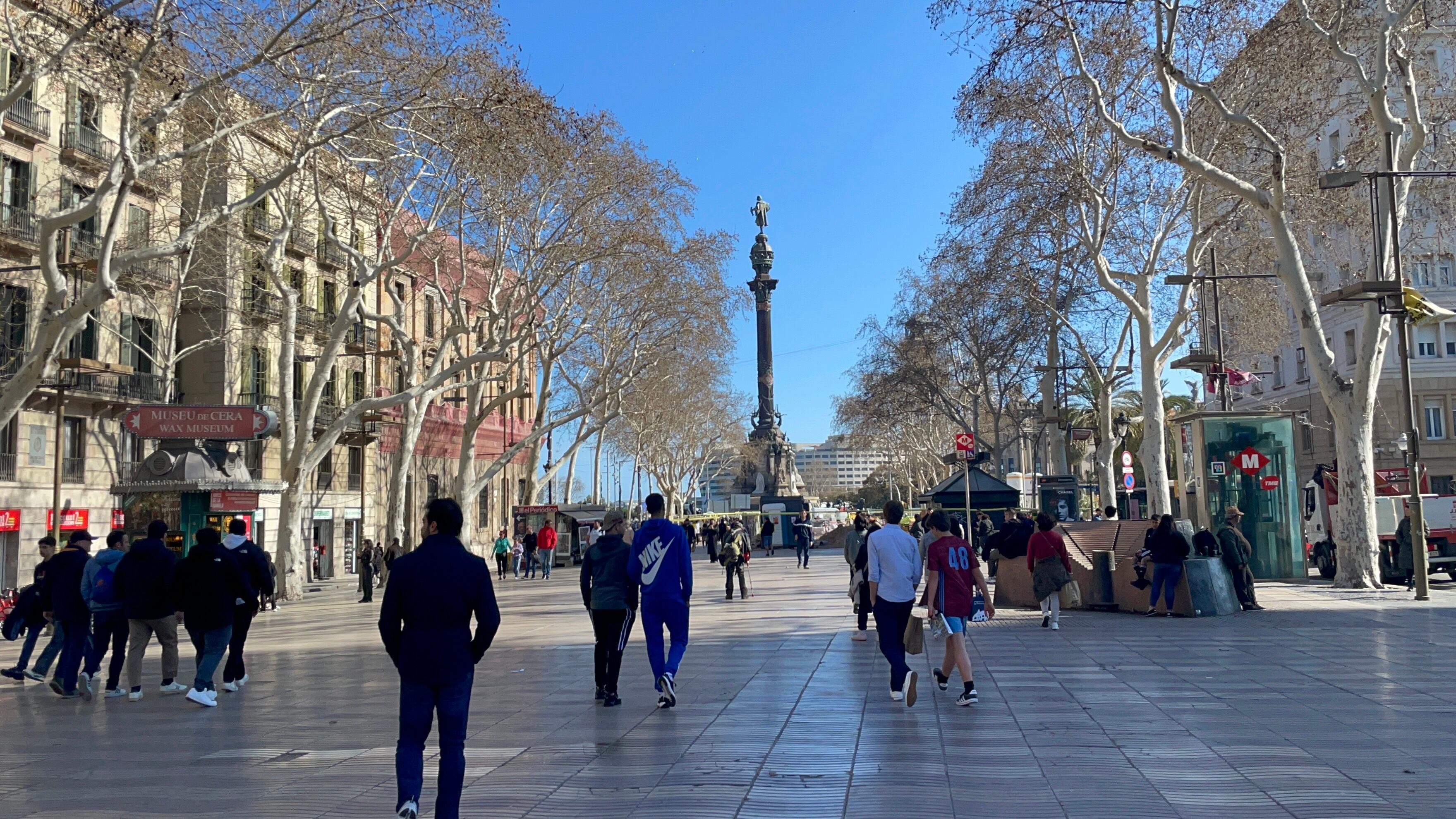 La Rambla en Barcelona. Al fondo, el monumento a Cristóbal Colón.