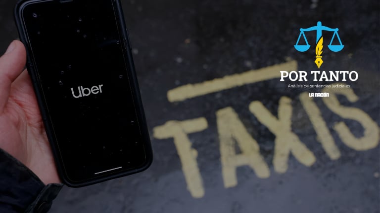 en la imagen alguien sosteniendo un teléfono que dice "Uber"
