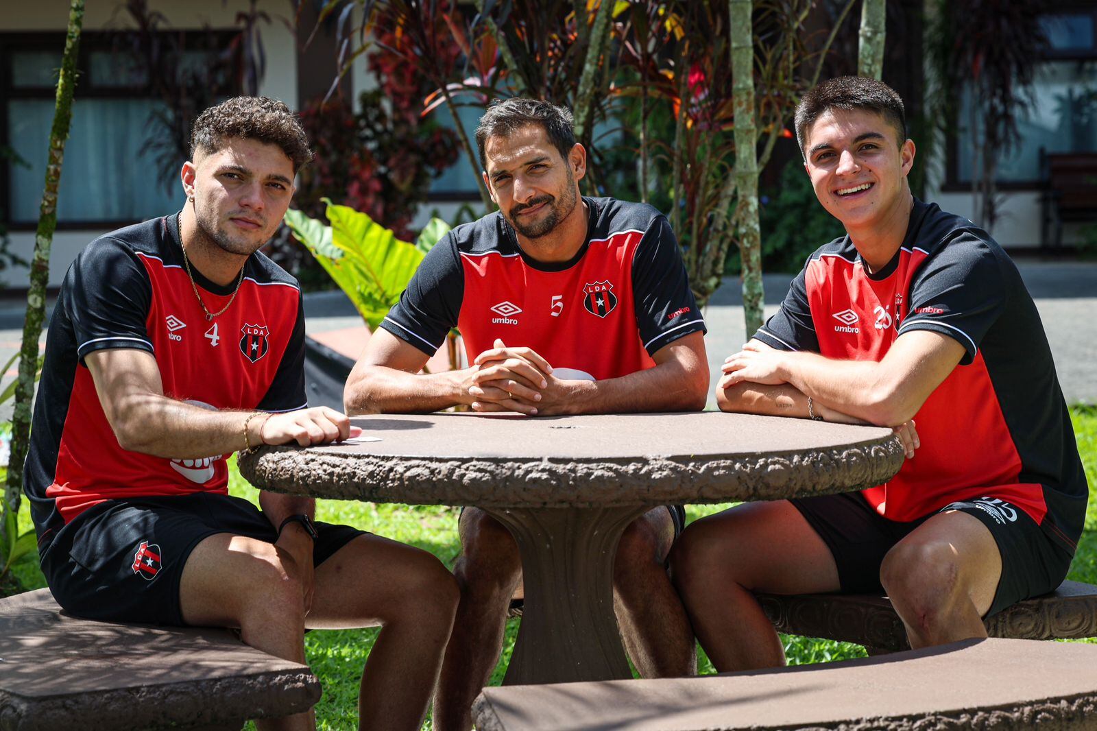 Guillermo Villalobos, Celso Borges y Santiago van der Putten son tres de los futbolistas de Liga Deportiva Alajuelense que se encuentran concentrados en Guápiles.