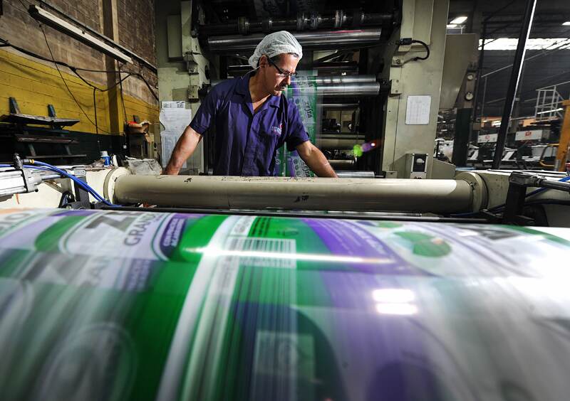 La Cámara de Industrias de Costa Rica (CICR) teme que este año los consumidores paguen más en el recibo de electricidad pues prevé que el gasto en generación de térmica será mayor que en el 2013.
La Autoridad Reguladora de los Servicios Públicos (Aresep) estima en ¢64.722 millones la generación de 714 Gigavatios. Fotos ilustrativas en la empresa Corporación Inyco ubicada en La Uruca,la cual se dedica a la fabricacion de empaques y bolas plasticas. En la foto:Walter Arce