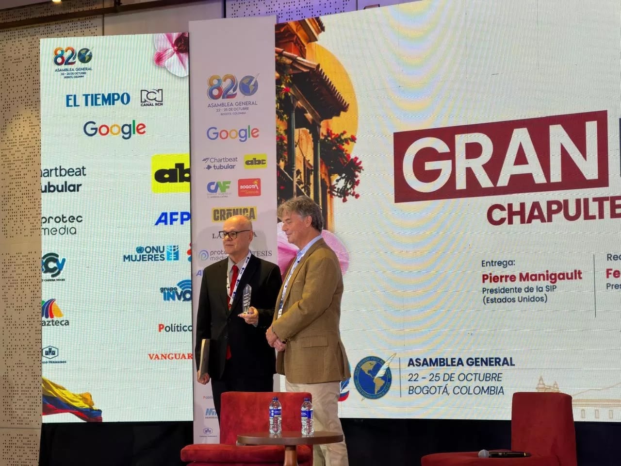 Presidente de la Sala Constitucional, recibió el Gran Premio Chapultepec 2026 de manos de Pierre Manigault, presidente de la SIP, durante una ceremonia en Bogotá, Colombia.