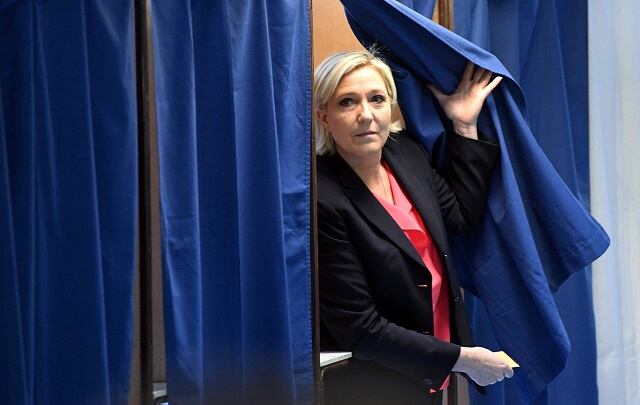 Marine Le Pen emitió su voto en Hénin-Beaumont, una zona obrera.