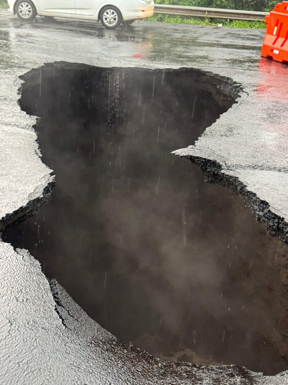 Un hundimiento en la ruta 27 causó el cierre de un carril.