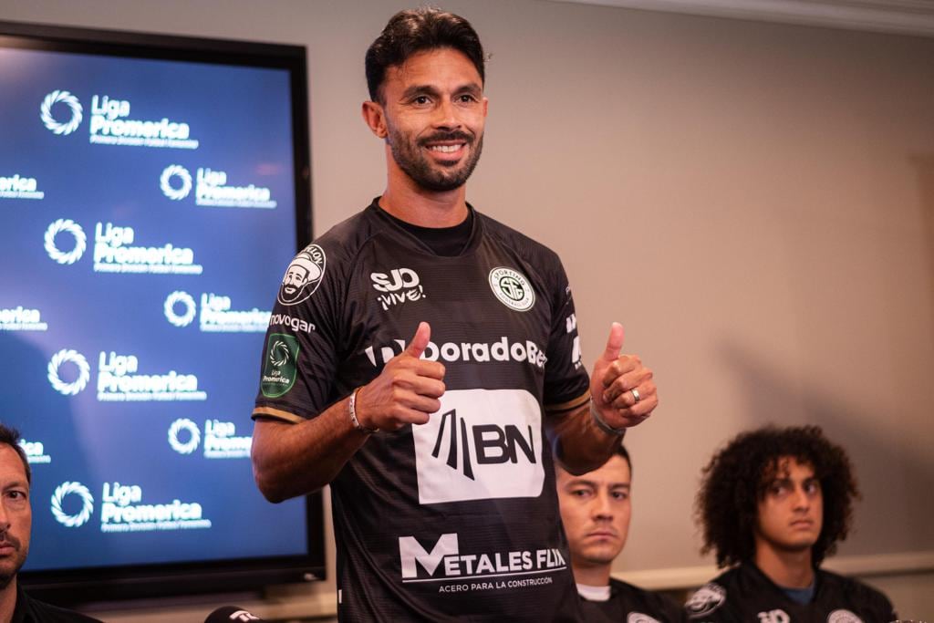 Giancarlo Gonzáles firmó por un año con Sporting. Foto: prensa Sporting