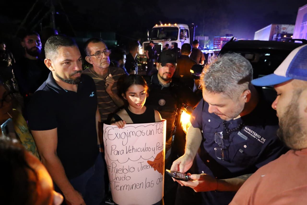 Vecinos protestan el 2 de septiembre de 2023 por la falta de pasos peatonales en el diseño de la ampliación de la ruta 32, argumentando división comunitaria y falta de seguridad para peatones.