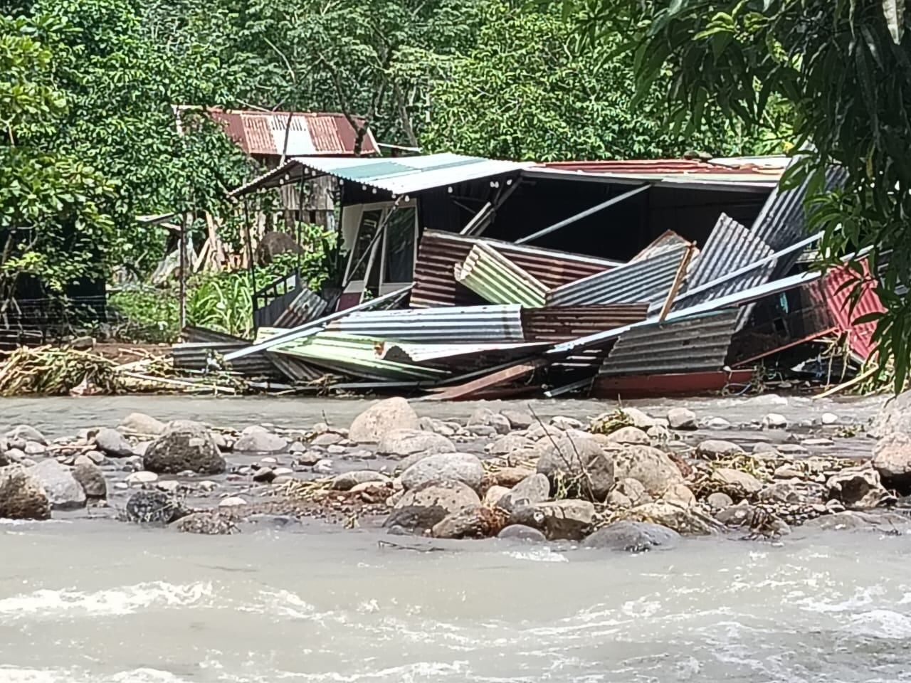 A orillas del río San Lorenzo en San Ramón, tres casas quedaron inhabitables y un dique se dañó, por las crecidas ante los fuertes aguaceros de estos días. Foto: Cortesía Marielos Guerrero.