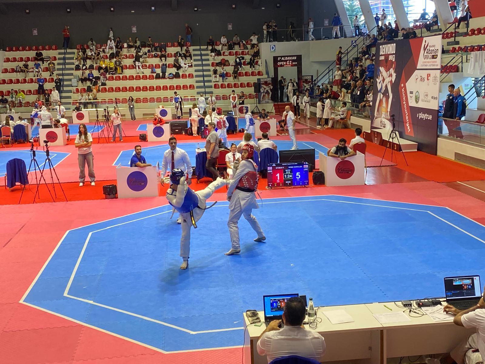 Julián Webb Corrales (de azul) en acción en el Open de Taekwondo de Albania.