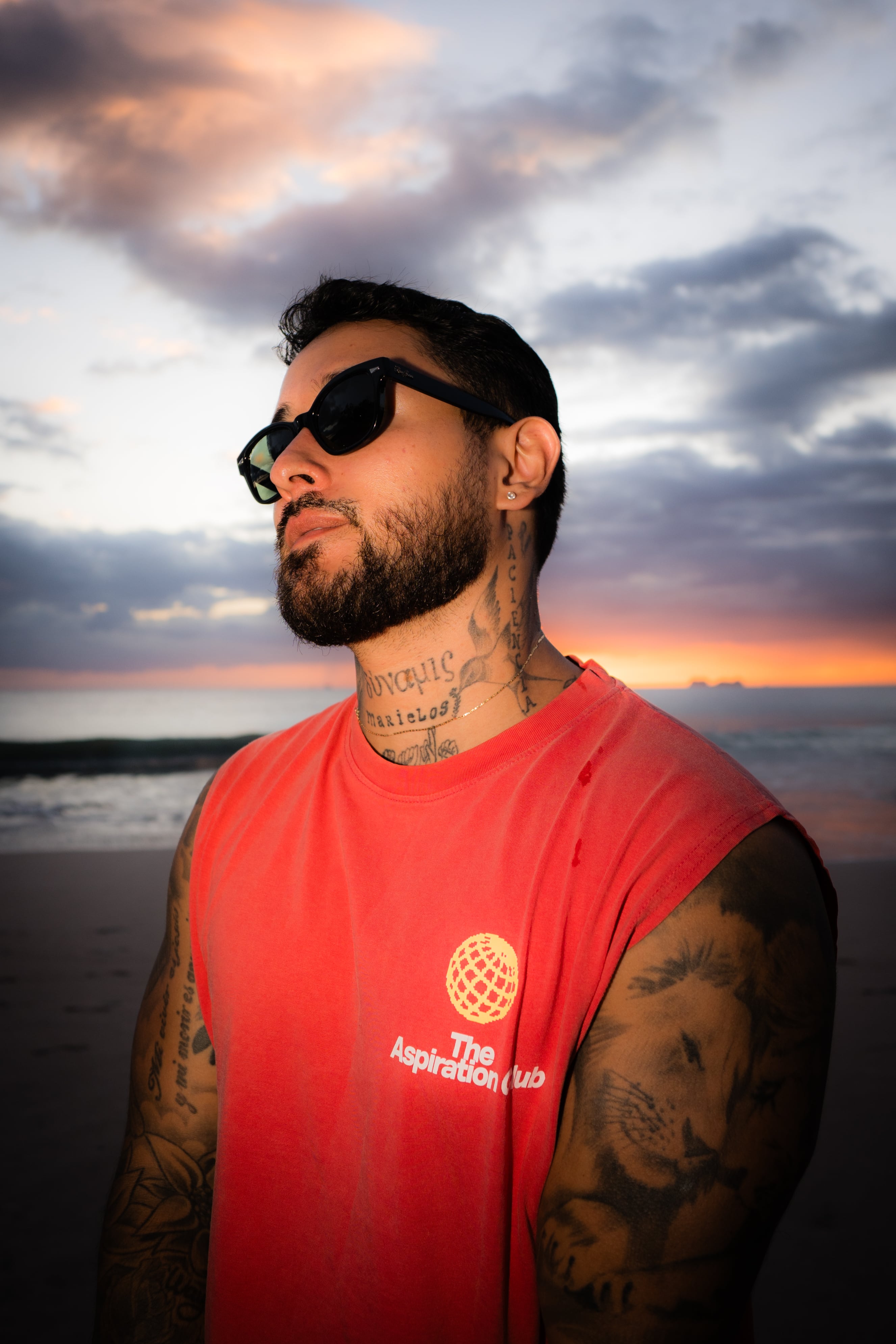 Antes de lanzar la canción, Dani Maro intentó colaborar con otros artistas costarricenses, pero estos no aceptaron.