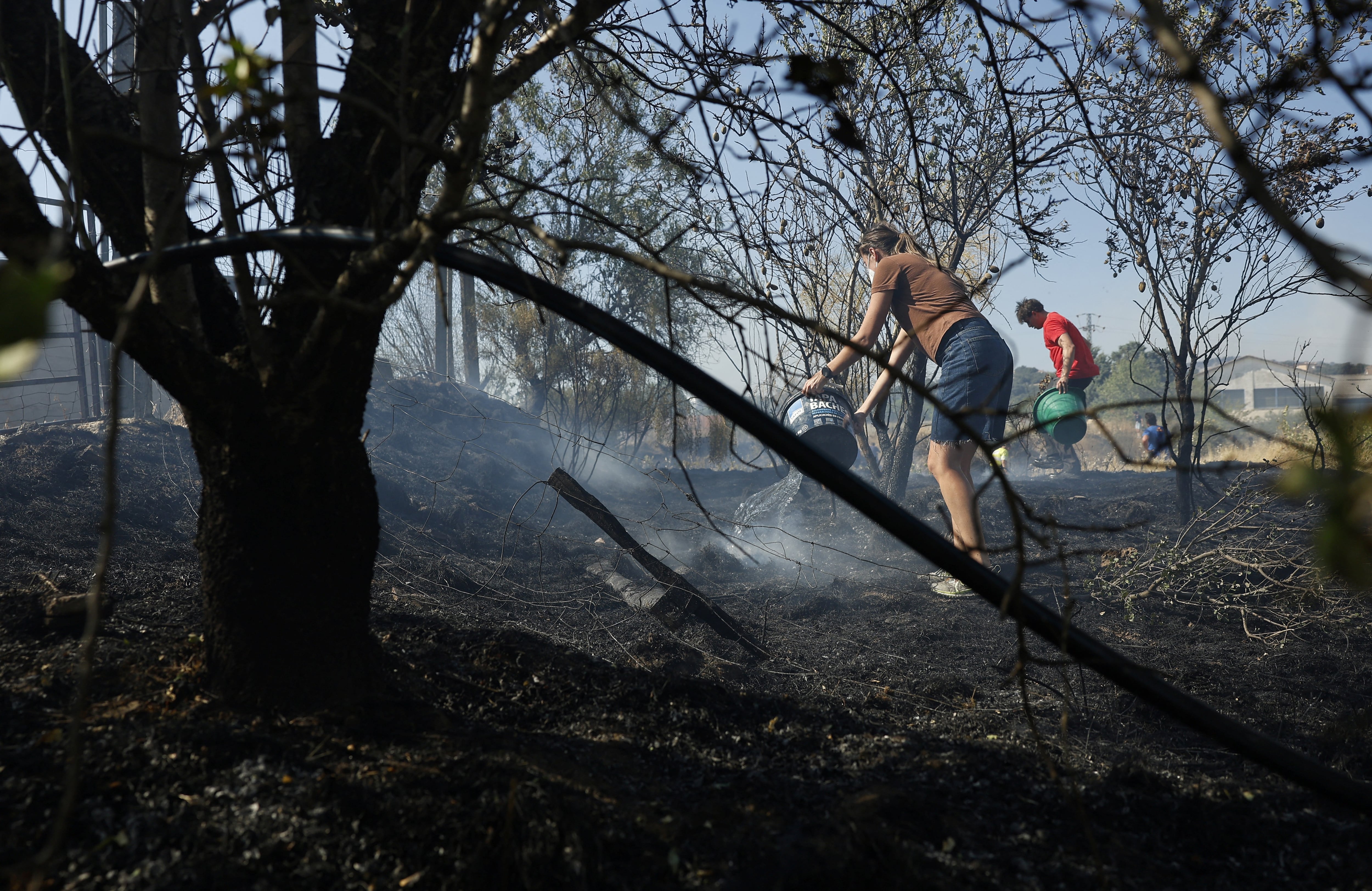 Las autoridades españolas veían este domingo signos "positivos" en la lucha contra los incendios que siguen ardiendo en el país, uno de los cuales, el de la provincia de Ávila, es ya el más grande de su historia reciente.