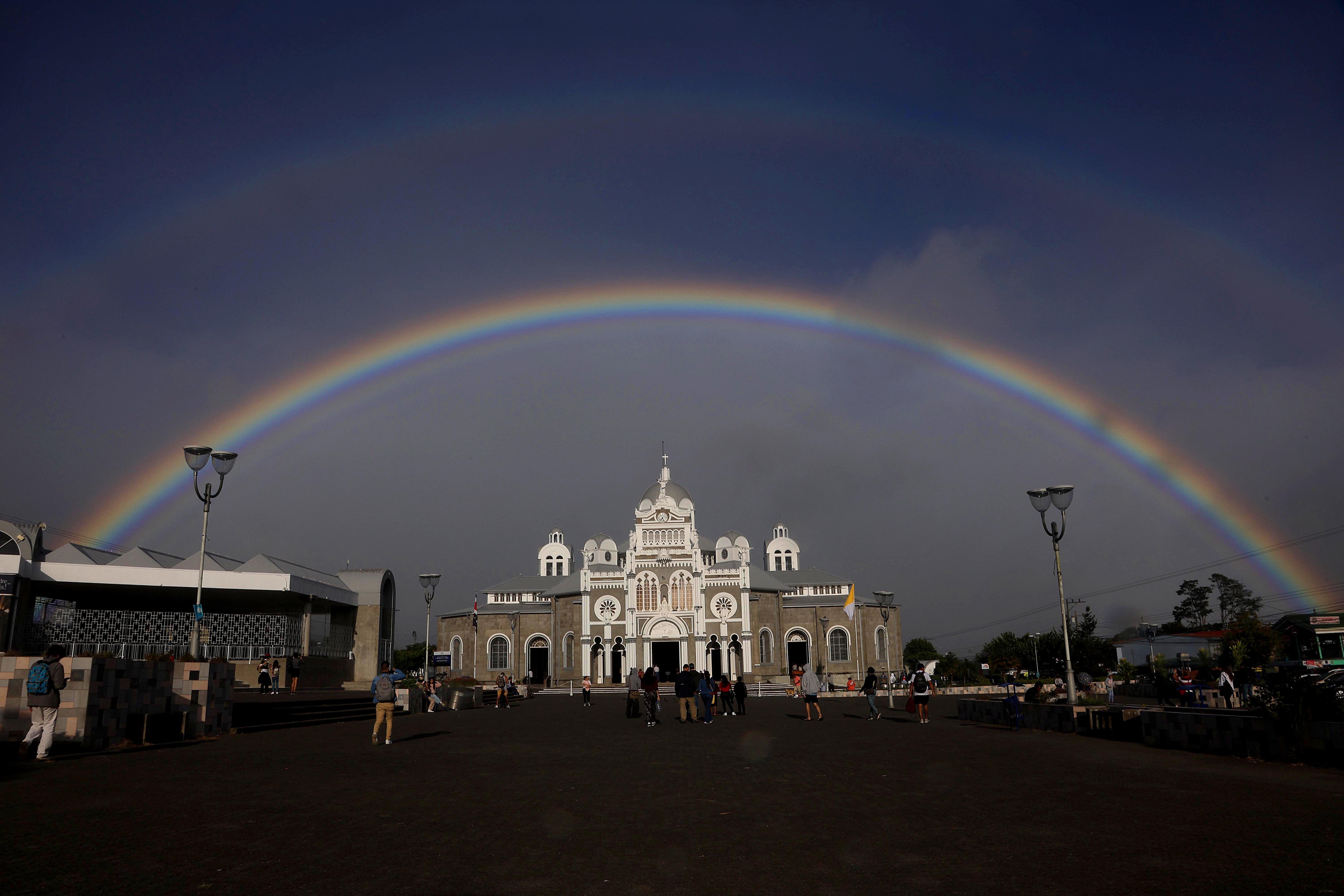 13/04/2024 Cartago. Los rasantes rayos del sol de atardecer se toparon con la llovizna para formar un espectacular arcoiris que sorprendió y maravilló a los cartagineses este sábado por la tarde. Foto: Rafael Pacheco Granados