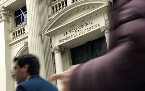 El caudal electoral no apaga las urgencias que existen hoy en el Banco Central de la República Argentina que está jaqueado por la falta de reservas. Los proveedores internacionales empiezan a cortarle los servicios a los locales por falta de pago
TWITTER / MARIANAKBOOM, La Nacion, Argentina.