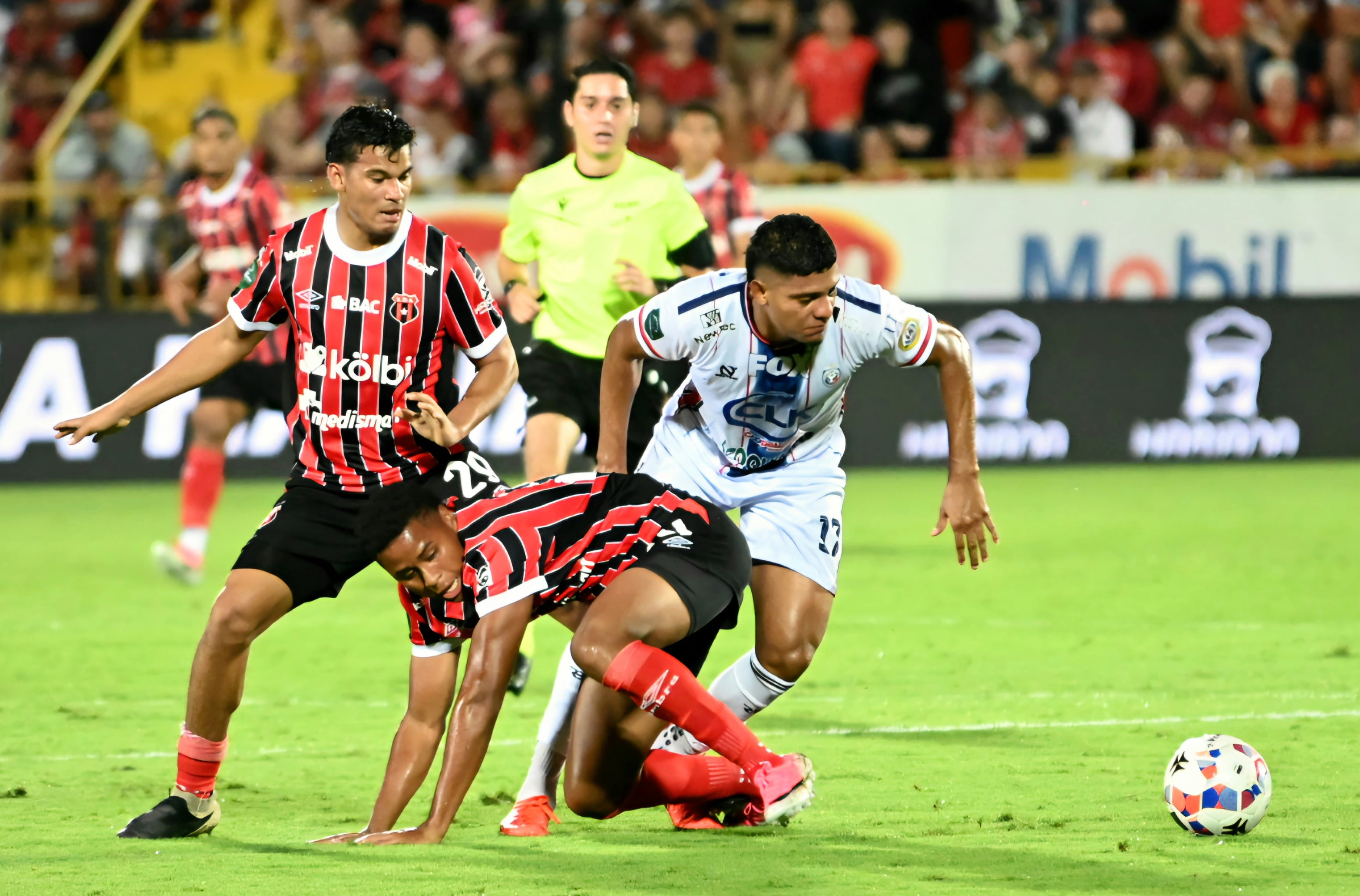23 de agosto de 2026. Estadio Alejandro Morera Soto. 18:00 hrs. La Liga Deportiva Alajuelense juega contra la Asociación Deportiva San Carlos en partido correspondiente a la jornada 5 del Torneo de Apertura de la Liga Promérica. Otro dato relevante del juego es el retiro oficial del delantero Jonathan McDonald del fútbol. En la foto: Ismael Rescalvo técnico de la liga y Walter Centeno de San Carlos. Retiro del jugador Jonathan Mcdonald. Jugadas relevantes del partido. Foto: Albert Marin