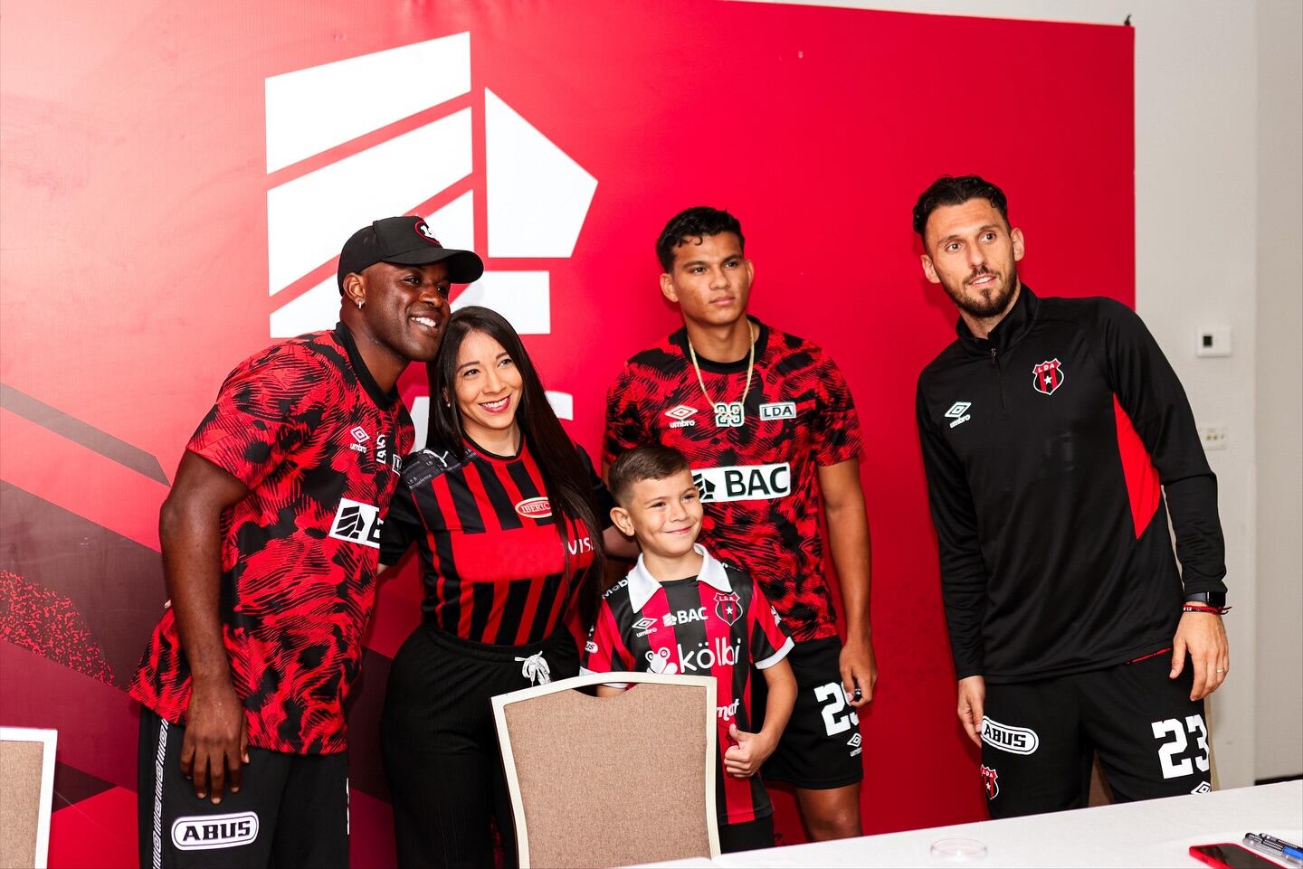 Joel Campbell, Deylan Aguilar y Washington Ortega firmaron autógrafos y compartieron con aficionados de Liga Deportiva Alajuelense en Liberia.