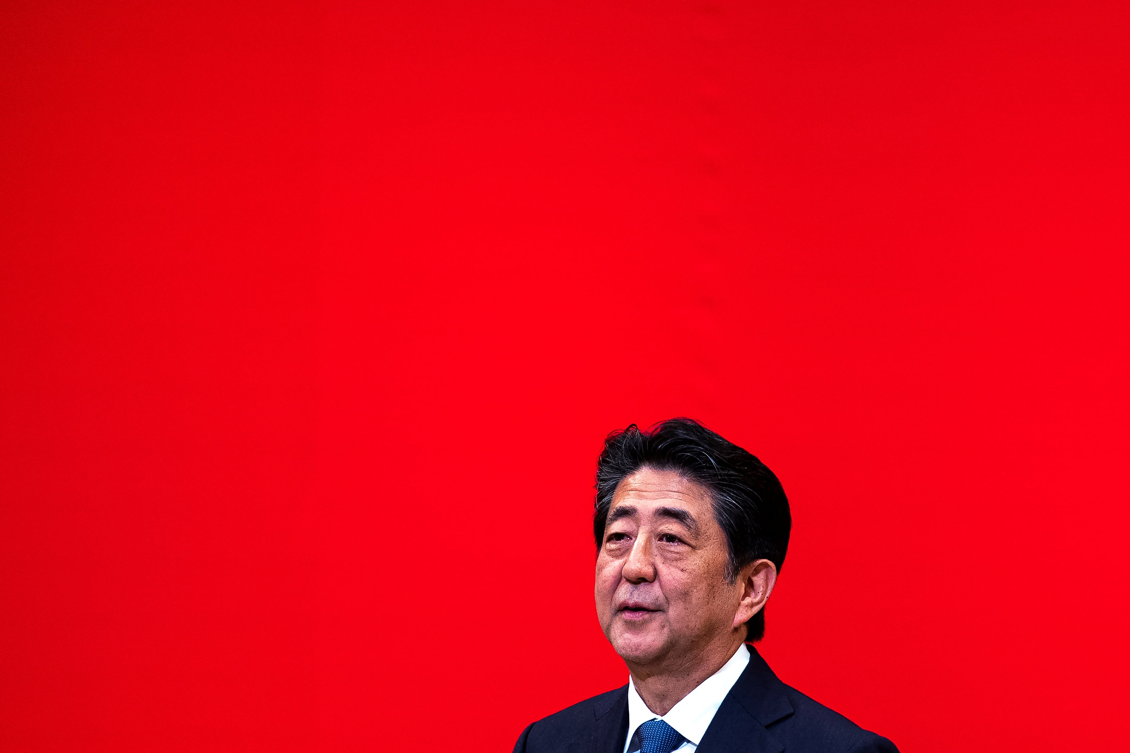 Imagen del 24 de julio de 2019 del entonces primer ministro japonés, Shinzo Abe, en el podio durante una ceremonia que conmemoró un año antes del inicio de los Juegos Olímpicos de Tokio 2020. Fotografía: