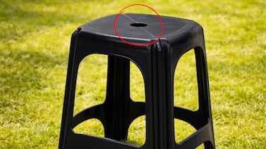 Cuál es la verdadera función del agujero en los banquitos de plástico