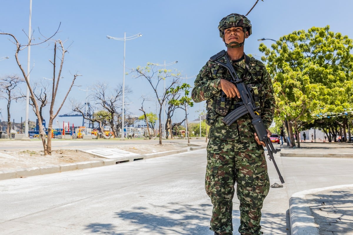 Un soldado colombiano permanece de guardia en una calle tras una operación militar contra el grupo armado vinculado al narcotráfico Autodefensas Conquistadoras de la Sierra Nevada (ACSN), en Santa Marta, Colombia, el 23 de septiembre de 2026.