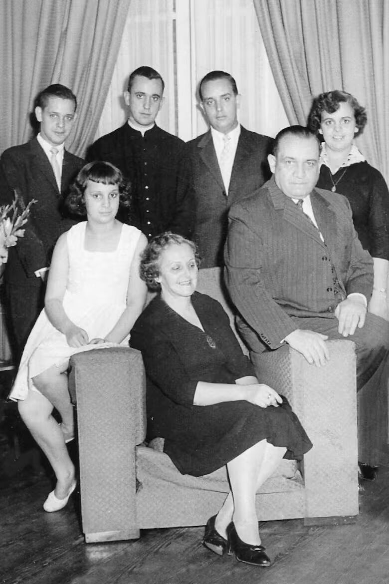 Durante la década del 60, los Bergoglio en su casa de Flores. De pie: Alberto Horacio, Jorge Mario, Oscar Adrián y Marta Regina. Sentados: María Elena, Regina María Sivori y Mario José Francisco.