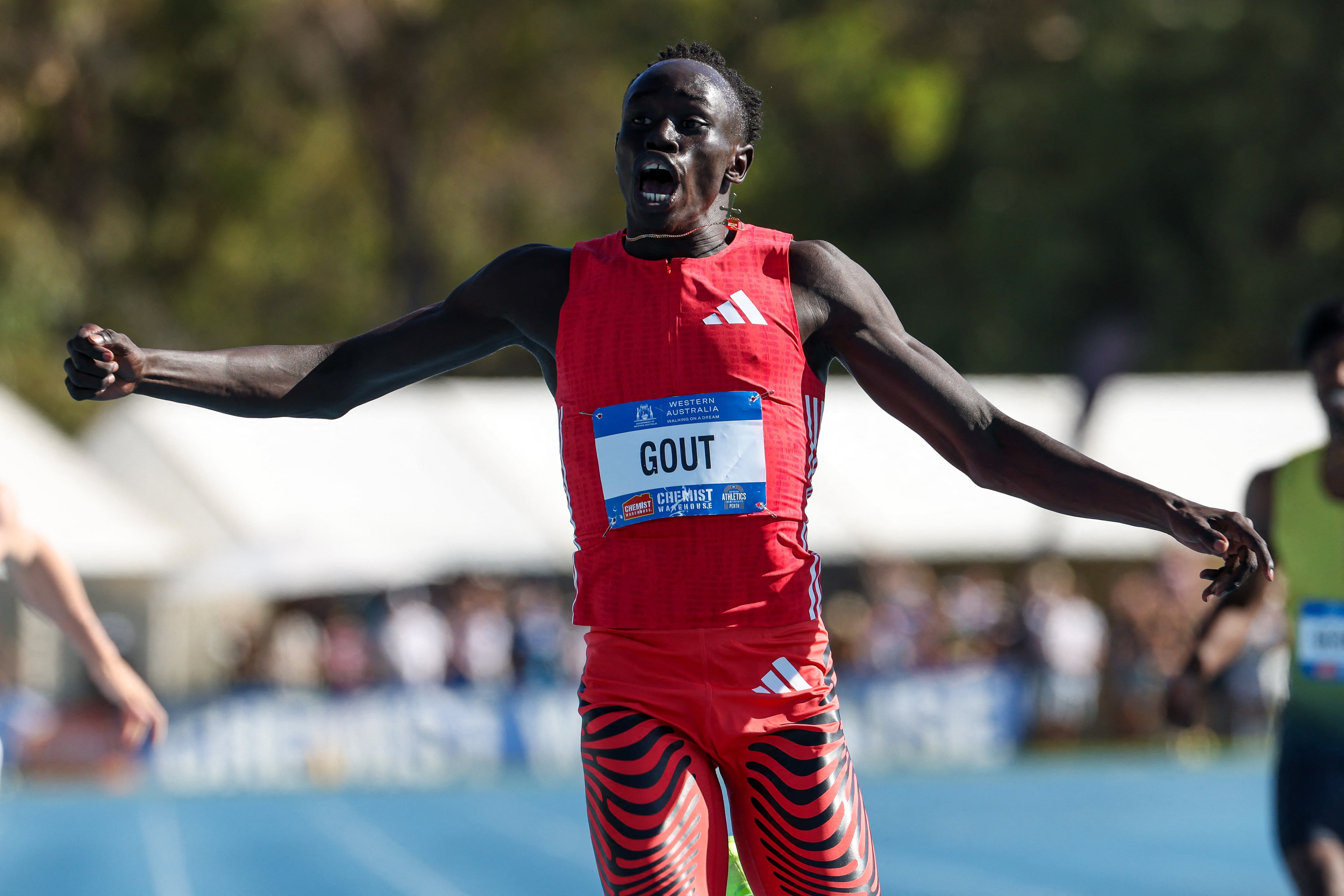 Australia: Gout Gout gana la final masculina de los 200 metros durante el Campeonato Australiano de Atletismo en Perth el 13 de abril del 2025. (Foto de COLIN MURTY / AFP) / -- IMAGEN RESTRINGIDA A USO EDITORIAL - ESTRICTAMENTE PROHIBIDO SU USO COMERCIAL --