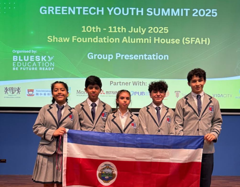 Ariel Guzmán Sanabria, Camille Chavarría Porras, Mariangel Marín Villalobos, Emanuel Serrano Aguilar y Ángel Gabriel Santamaría Salas en la Green Technology Summit 2025 en Singapur.