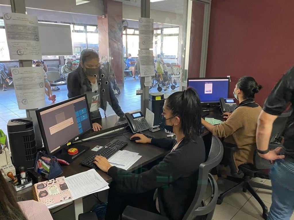 Funcionaria de Redes atiende a paciente usando módulo del EDUS, CCSS.