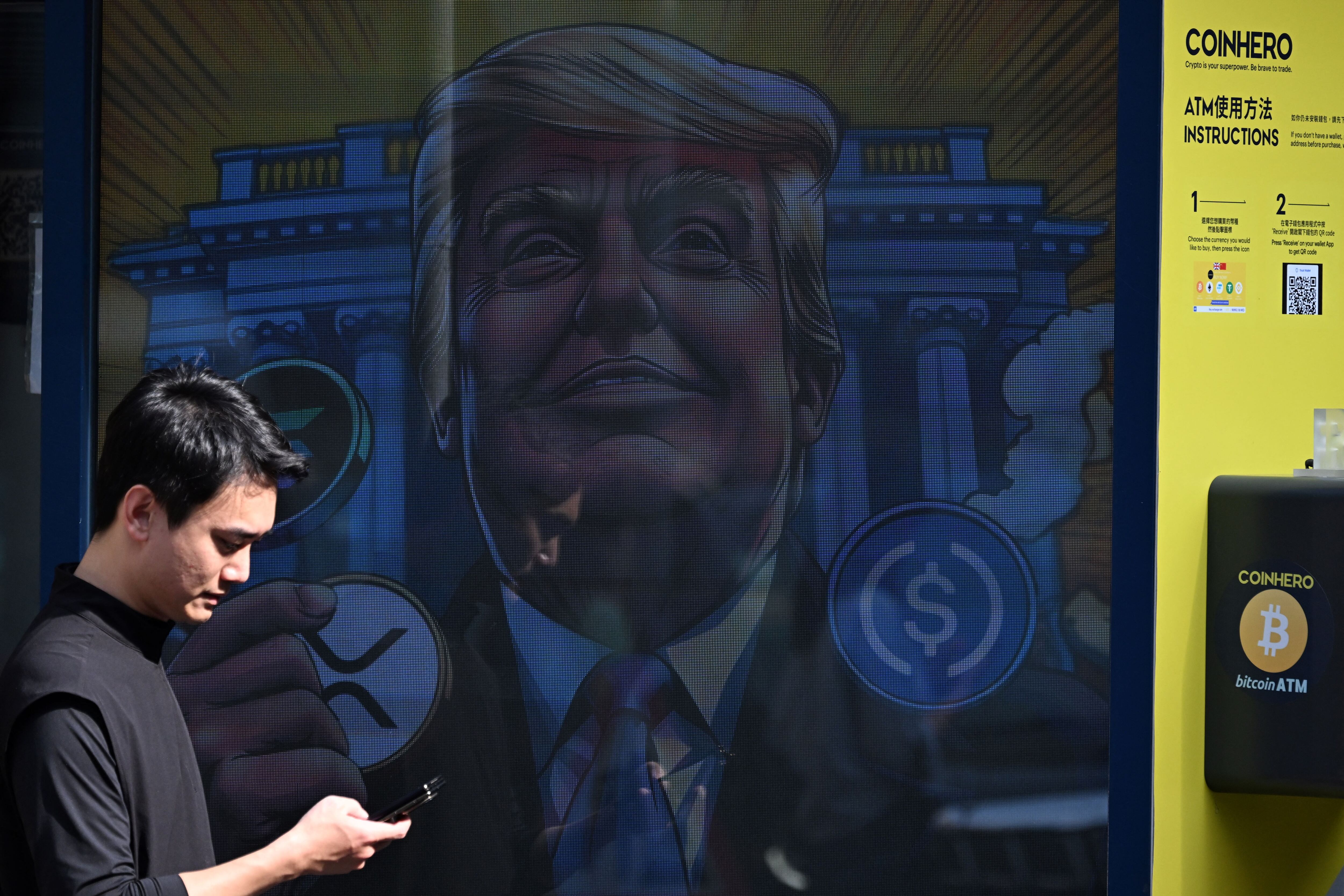 Una imagen del presidente estadounidense Donald Trump en una casa de cambio de criptomonedas en Hong Kong este 9 de abril de 2025. Fotografía: