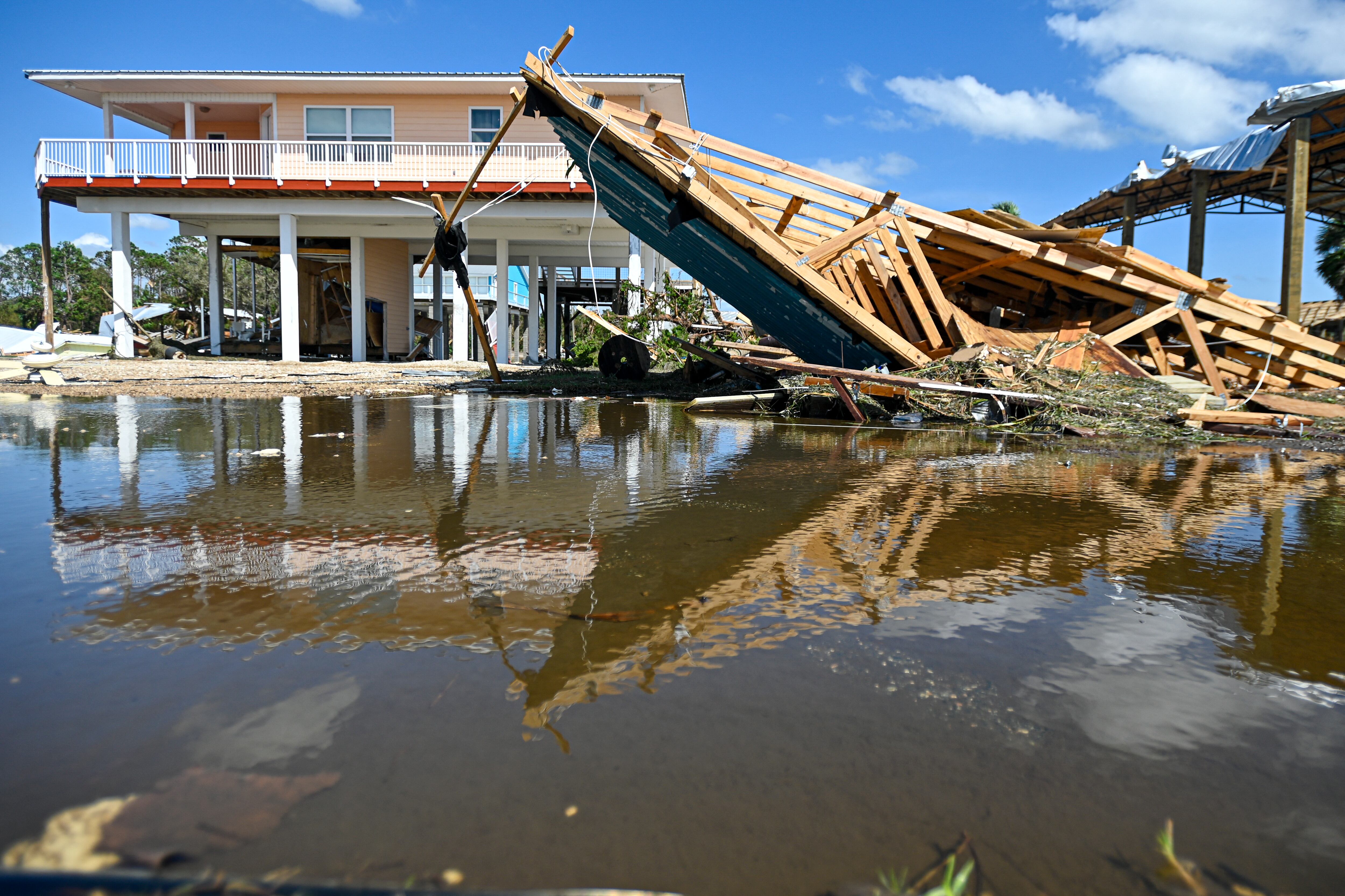 Las casas dañadas se ven en la imagen después de que el huracán Helene tocara tierra en Keaton Beach, Florida.