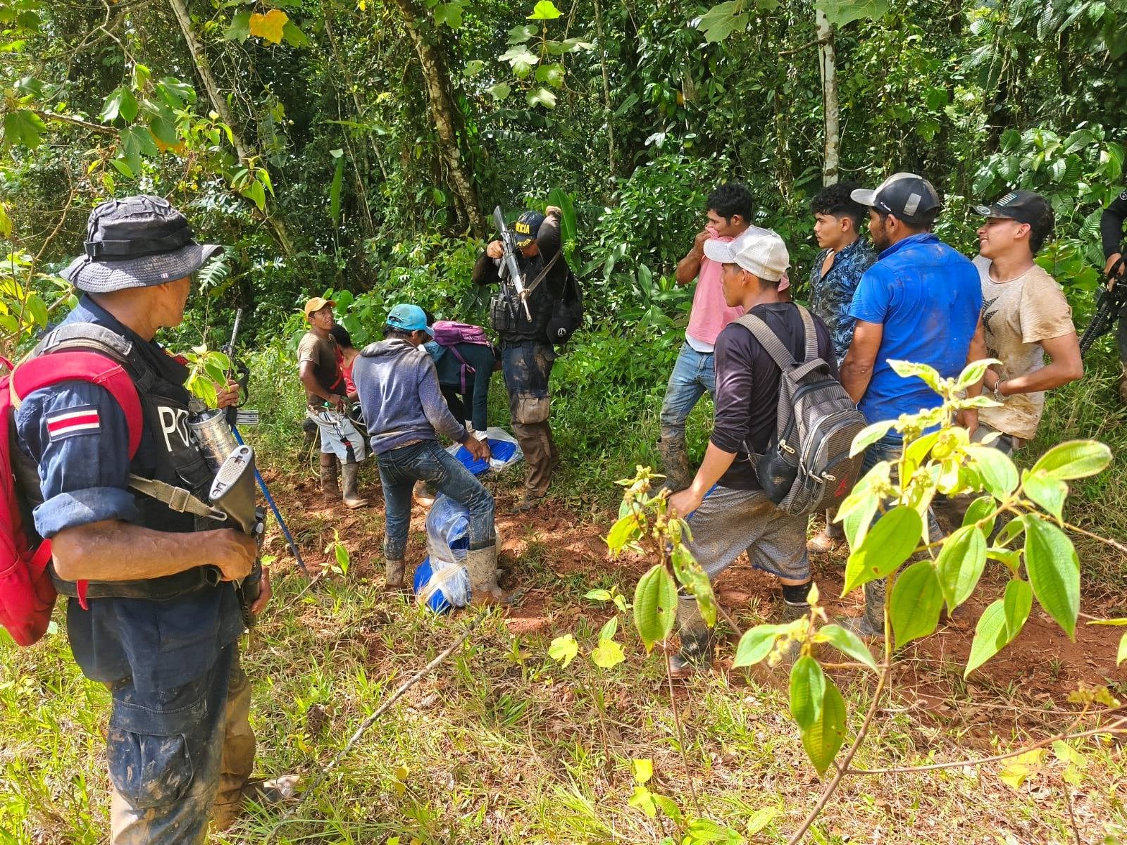 El Ministerio de Seguridad Pública detuvo a 11 personas durante una incursión al cerro Conchudita, en Cutris de San Carlos, como parte de las acciones de vigilancia contra la minería ilegal de oro que se realiza en el sitio de difícil acceso.