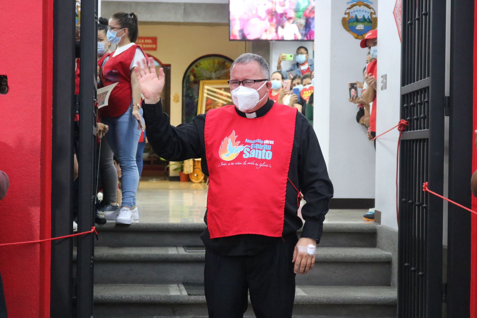 A eso de las 5:15 de la tarde del jueves 8 de setiembre el padre Sergio Valverde llegó al edificio central de la Asociación Obras del Espíritu Santo. Se bajó de un carro y pegó tremendos brincos de felicidad porque le dieron la salida después de dos días internado con covid-19