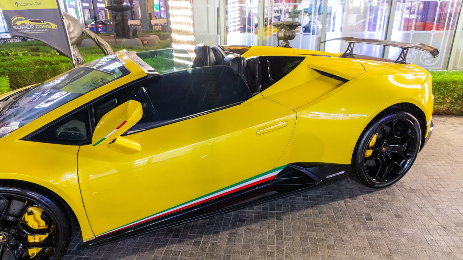 El automóvil de alta gama contaba con sistemas de rastreo que dejaron de emitir señal tras el incumplimiento en la devolución.