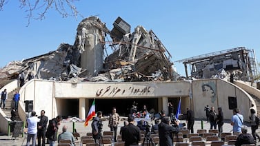 Irán afirma haber derribado un avión de guerra de Estados Unidos y busca al piloto