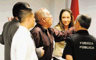 13/10/09. Hora 3.35pm. Carlos Marin le grito algunos improperios a uno de los imputados. El Tribunal de Juicio de Pavas conden a 193 aos de prisin a Juan Carlos Mena Jimnez y 179 aos de crcel a Christian Mora Cantillano, al encontrarlos responsables del ataque que sufrieron tres empleadas del casino White House en Escaz.
Para los jueces, Mena y Mora fueron los autores de los delitos de homicidio calificado, violacin, tentativa de homicidio, privacin de libertad y robo agravado. Pese a lo alto de la pena, los condenados solo pasaran en prisin 50 aos, porque as lo establece la legislacin costarricense.
Los hechos fueron cometidos la madrugada del 28 de agosto del 2008, en perjuicio de Yerlin Marn Salazar, quien falleci, su hermana Arelis, y su compaera de trabajo Angie Peraza.
El Tribunal que dict la sentencia estuvo integrado por Kattia Jimnez Fernndez, quien presidi, Gabriela Rodrguez Morales y Ana Patricia Mora Arias.
El Ministerio Pblico haba solicitado 230 aos de prisin contra Mena y 236 aos contra Mora. La defensora de los acusados, Miriam Bedoya, argument que los delitos no fueron demostrados en el debate. Texto Otto Vargas. Fotos Carlos Len/LN.