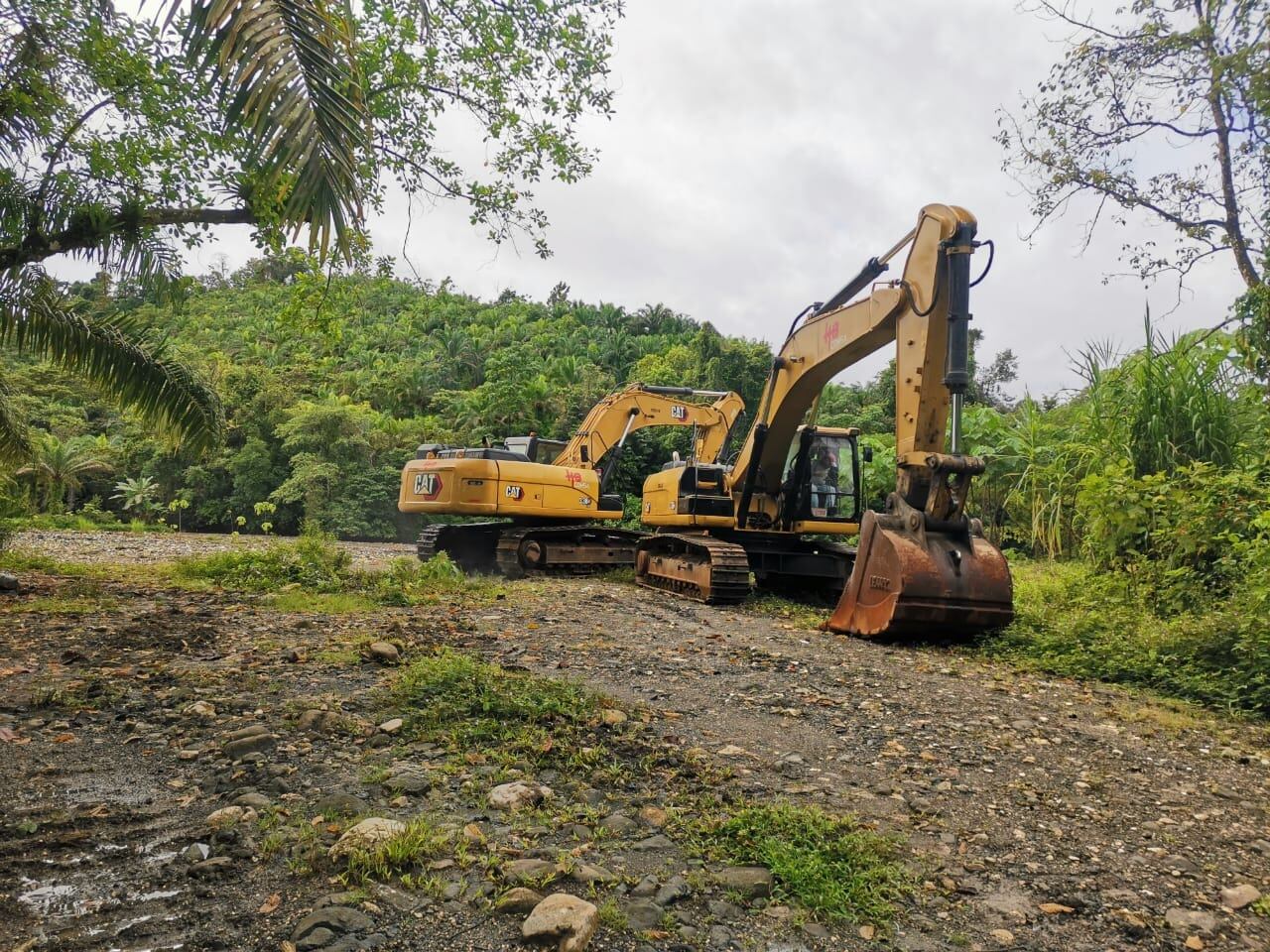 En Corredores este miércoles llegó maquinaria a Abrojo norte para restablecer el área afetada por el río Abrojo. Foto: Colosal Informa.