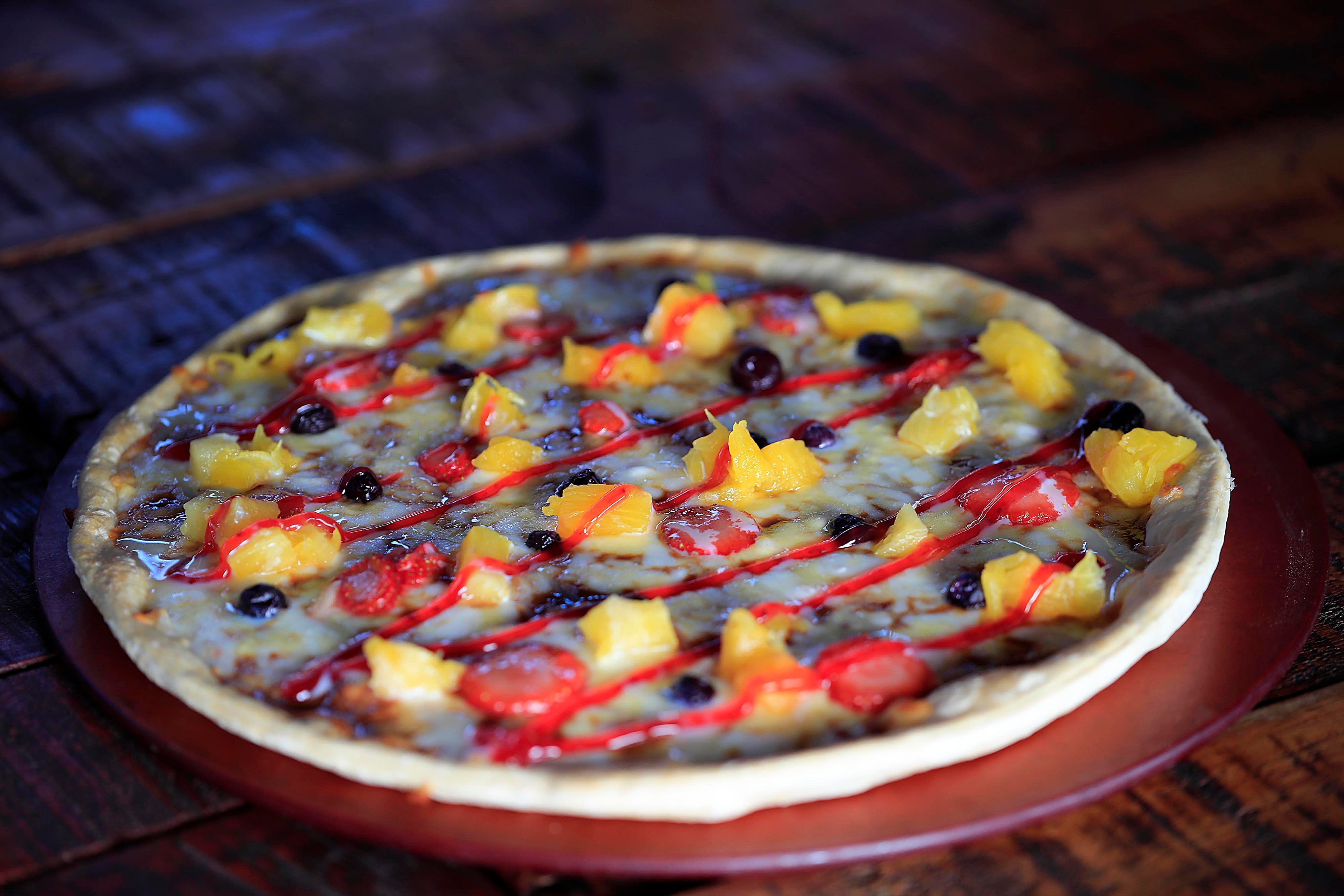 26/01/2023 Taras de Cartago. Monquis Pizza se luce con el exquisito sabor de sus pizzas tradicionales, pero sobre todo con las auténticas y exclusivas pizzas dulces, hechas a base de frutas tradicionales como banano, fresa, piña, arandanos y toppings de nutella y leche condensada. Foto: Rafael Pacheco Granados