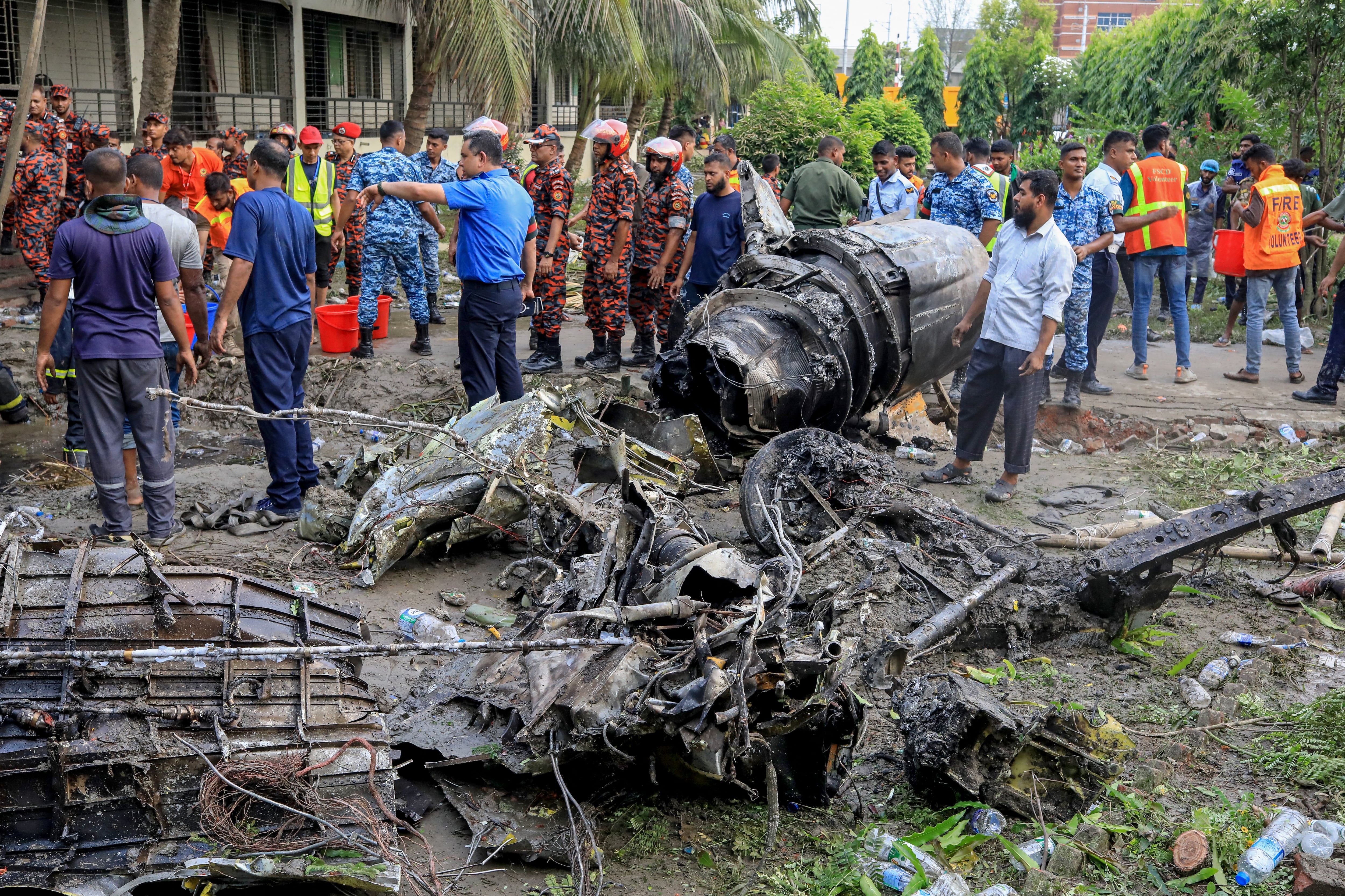 Restos del avión que cayó sobre una escuela en Daca, Bangladés.