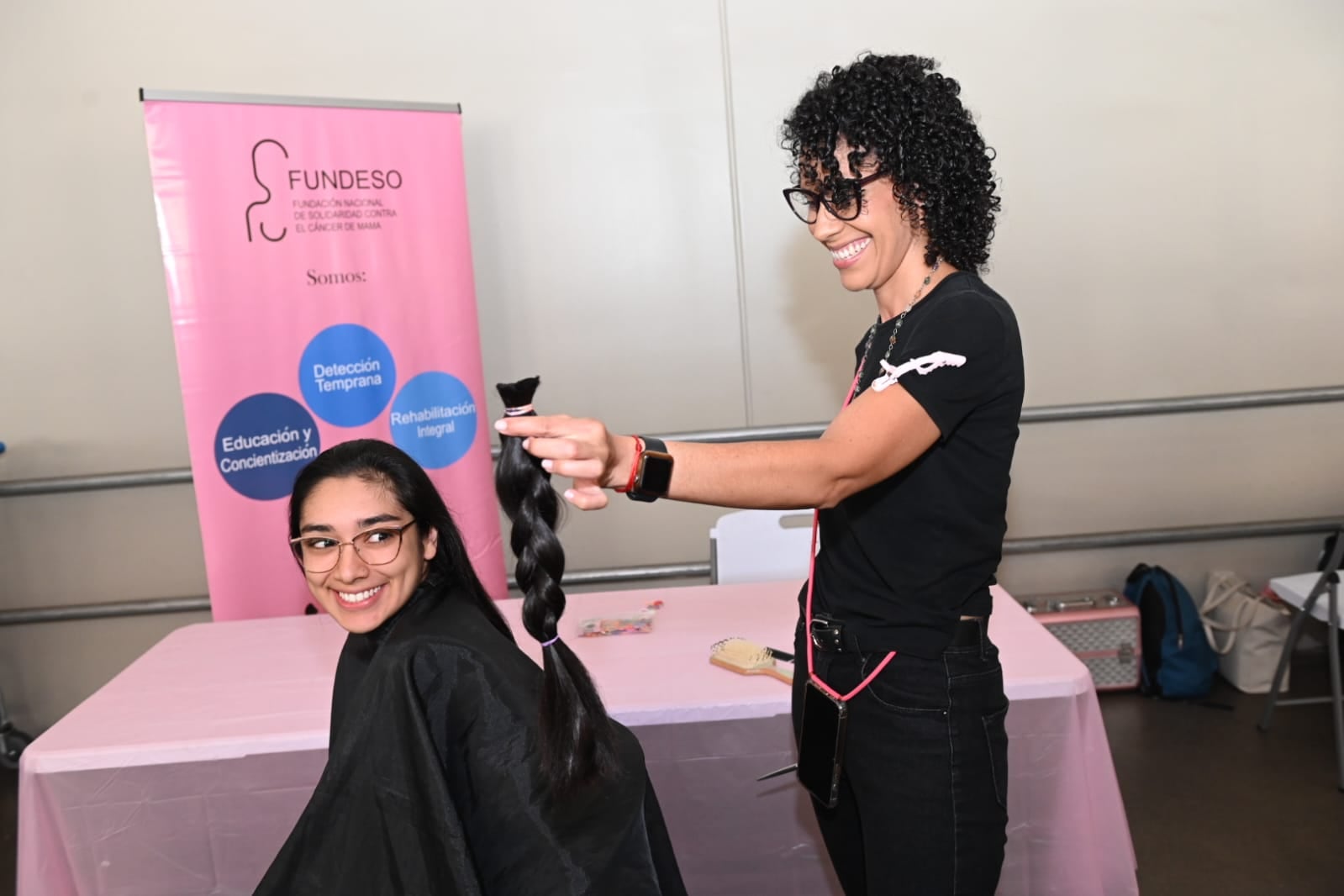 El cabello debe estar limpio y seco cuando se llega a donar.
Fotografía: Fundeso/Walmart