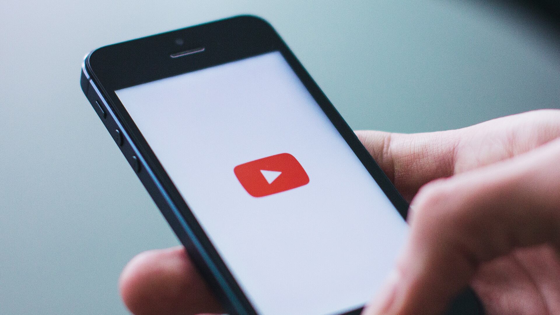 YouTube escalará videos antiguos con inteligencia artificial y sumará funciones comerciales como compras mediante códigos QR.