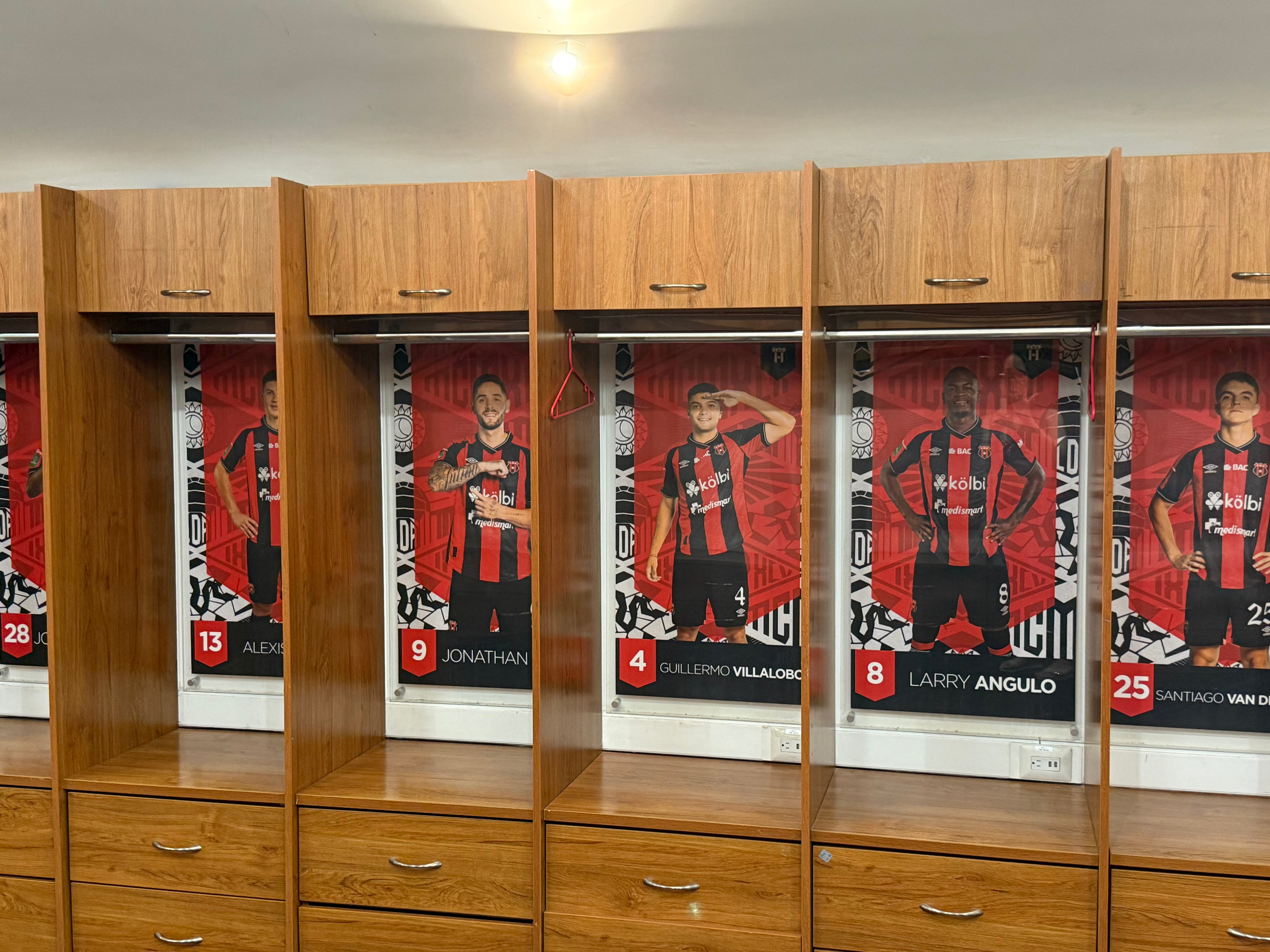 El camerino de Liga Deportiva Alajuelense es uno de los espacios sagrados del Estadio Alejandro Morera Soto al que pueden acceder los aficionados que van al tour.