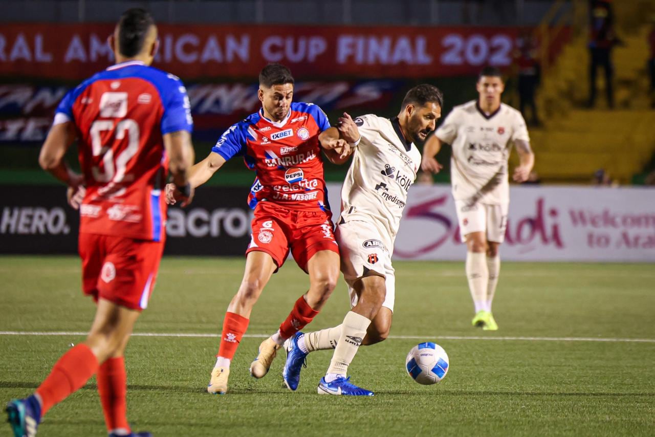 Liga Deportiva Alajuelense lo intentó en el primer tiempo, pero el partido contra Xelajú no es fácil, en la final de la Copa Centroamericana de Concacaf.